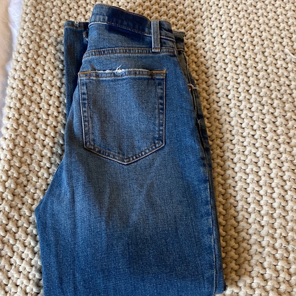 Abercrombie. So flattering in bum. High rise. Straight fit. Very comfortable. - Picture 3 of 3